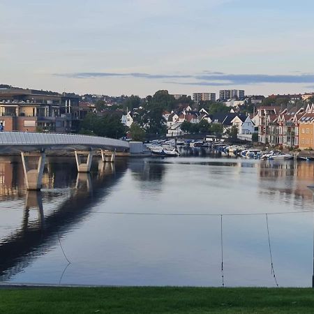 Stylish Apartment With Beautiful Views Of The River, Beach Nearby Kristiansand Eksteriør billede